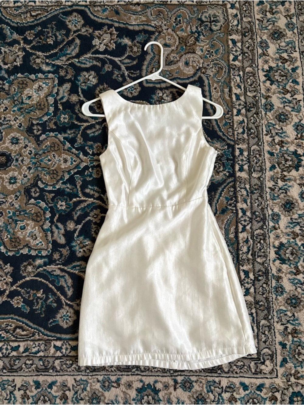 Classic White Sleeveless Shift Dress - Picture 3 of 4